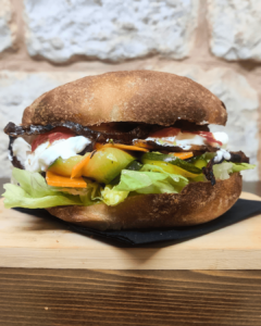 Puccia farcita con porchetta grigliata la filibusteria alberobello