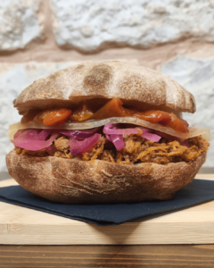 Puccia farcita con pulled pork e peperonata la filibusteria alberobello