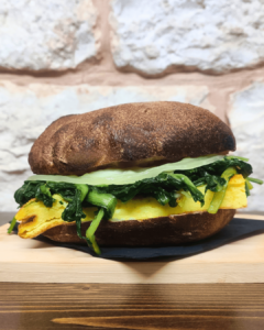 Puccia vegetariana farcita con frittata la filibusteria alberobello