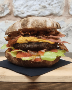 Puccia farcita con smashburger di scottona la filibusteria alberobello