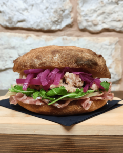 Puccia farcita con salame la filibusteria alberobello