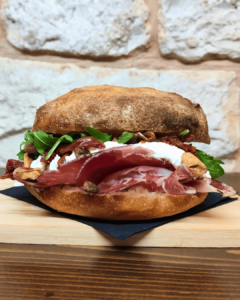 Puccia farcita con capocollo la filibusteria alberobello